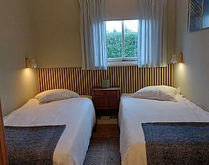 Knusse slaapkamer met twee eenpersoonsbedden in De Uithof vakantiehuis, De Dennen, Texel.