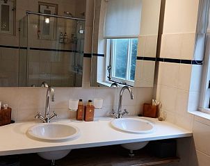 Moderne badkamer met dubbele wastafel in De Uithof bungalow, De Dennen, Texel.