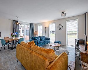 Gezellige woonkamer in Wulpenweid 10 de Wulp, vakantiehuis De Dennen Texel met veel lichtinval.