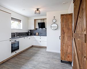 Moderne keuken in Wulpenweid 10 de Wulp, vakantiehuis De Dennen Texel met houten accenten.