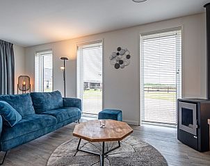 Comfortabele zithoek in Wulpenweid 10 de Wulp, vakantiehuis De Dennen Texel met uitzicht op de tuin.