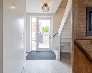 Entree van Wulpenweid 10 de Wulp, vakantiehuis De Dennen Texel met trap naar bovenverdieping.