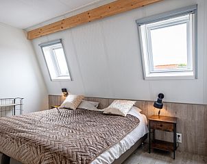 Slaapkamer in Wulpenweid 10 de Wulp, vakantiehuis De Dennen Texel met comfortabel tweepersoonsbed.