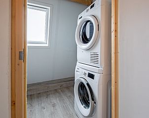 Praktische wasruimte in Wulpenweid 10 de Wulp, vakantiehuis De Dennen Texel met wasmachine en droger.