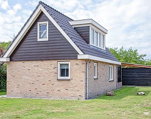 Zijaanzicht van Wulpenweid 12 de Meeuw vakantiehuis in De Dennen Texel.