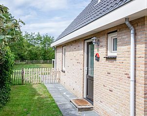 Ingang van Wulpenweid 12 de Meeuw vakantiehuis in De Dennen Texel met groene omgeving.