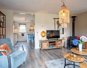 Open woonkamer en keuken in Wulpenweid 12 de Meeuw vakantiehuis in De Dennen Texel.