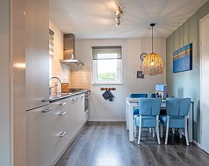 Moderne keuken in Wulpenweid 12 de Meeuw vakantiehuis in De Dennen Texel met eethoek.