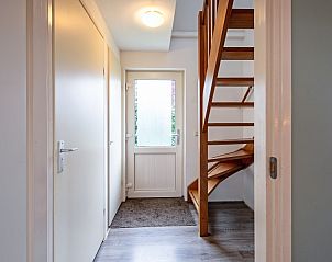 Hal met trap in Wulpenweid 12 de Meeuw vakantiehuis in De Dennen Texel.