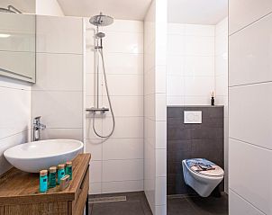 Stijlvolle badkamer in Wulpenweid 12 de Meeuw vakantiehuis in De Dennen Texel.