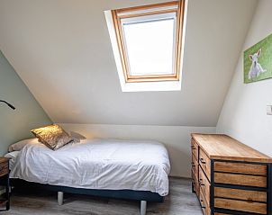 Slaapkamer met enkel bed in Wulpenweid 12 de Meeuw vakantiehuis in De Dennen Texel.