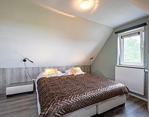 Hoofdslaapkamer met tweepersoonsbed in Wulpenweid 12 de Meeuw vakantiehuis in De Dennen Texel.