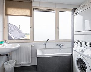 Badkamer met wasmachine in Wulpenweid 12 de Meeuw vakantiehuis in De Dennen Texel.