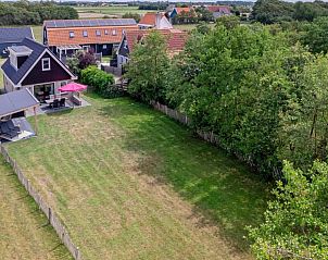 Luchtfoto van Wulpenweid 12 de Meeuw in De Dennen Texel met grote tuin.