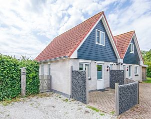Terras en tuin van Wulpenweid 14 Zeehond vakantiehuis, De Dennen, Texel.