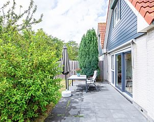 Ingang en trap in Wulpenweid 14 Zeehond vakantiehuis, De Dennen, Texel.