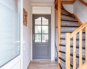 Moderne badkamer in Wulpenweid 14 Zeehond vakantiehuis, De Dennen, Texel.