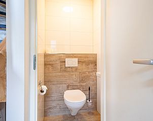 Gang met spiegelkast in Wulpenweid 14 Zeehond vakantiehuis, Texel.