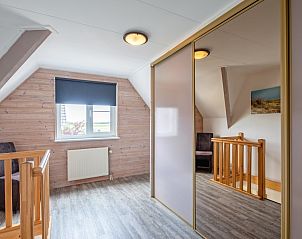 Slaapkamer met tweepersoonsbed in Wulpenweid 14 Zeehond, Texel.