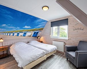 Stijlvolle badkamer met dakraam in Wulpenweid 14 Zeehond, Texel.