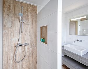 Tuin met zithoek en bloemen bij Wulpenweid 14 Zeehond, Texel.