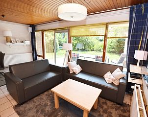 Helles Wohnzimmer mit Blick auf den Garten im Ferienhaus Tempelierweg 10, Texel.