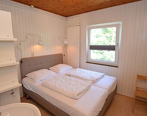 Hauptschlafzimmer mit Doppelbett im Tempelierweg 10, De Dennen, Texel.