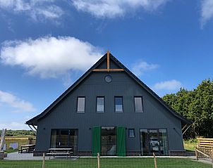 Vacation home 1 in De Dennen Texel, modern vacation home with spacious exterior and green surroundings.