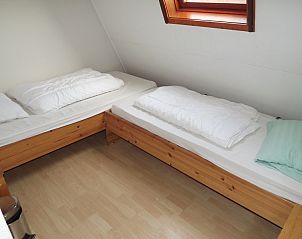Quiet bedroom in Holiday home Gortersmient 260, De Dennen, Texel with two single beds.