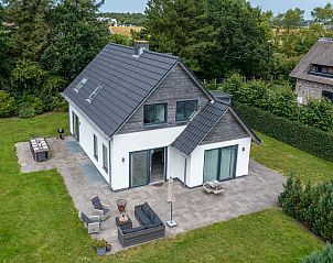 Luchtfoto van Bungalowpark 't Hoogelandt - Villa 106F, een ruim vakantiehuis in De Dennen, Texel, omgeven door groen.