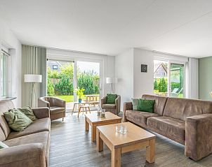 Villa 106F in Bungalowpark 't Hoogelandt, Texel, biedt een lichte woonkamer met toegang tot terras en tuin.