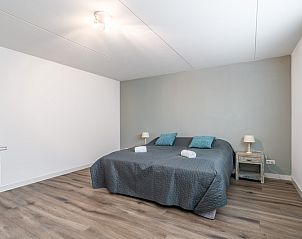 Comfortabele slaapkamer in Villa 106F, Bungalowpark 't Hoogelandt, Texel, met groot bed en rustige inrichting.