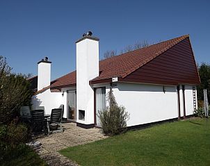 Vacation home Gortersmient 290 in De Dennen, Texel, with a charming outdoor area and terrace.