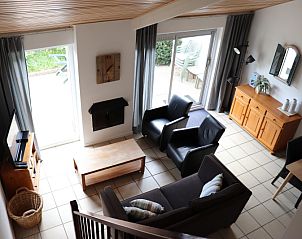 Cozy living room of Holiday Home Gortersmient 290 in De Dennen, Texel, with lots of natural light.