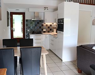 Dining area and kitchen in Holiday home Gortersmient 290, De Dennen, Texel, ideal for family meals.