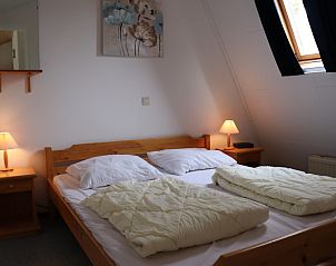 Bedroom with double bed in Holiday Home Gortersmient 290, De Dennen, Texel, for a comfortable night's sleep.
