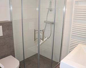 Modern bathroom with shower in Holiday home Gortersmient 290, De Dennen, Texel.