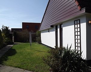 Green garden surrounding Holiday home Gortersmient 290 in De Dennen, Texel, perfect for relaxation.