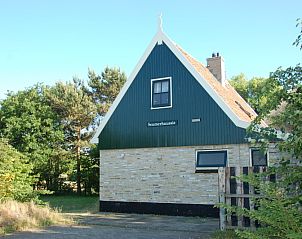 Auenansicht von 't Seumerhuussie, charmantes Ferienhaus in De Dennen, Texel, umgeben von Natur.