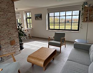 Helles Wohnzimmer in 't Seumerhuussie, Ferienhaus De Dennen Texel, mit moderner Einrichtung und Gartenblick.