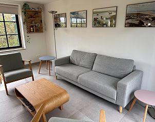 Moderne Sitzecke in 't Seumerhuussie, Ferienhaus De Dennen Texel, mit Kunst an der Wand und viel Licht.