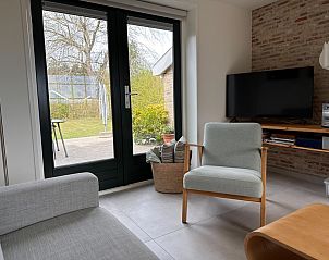 Wohnzimmer mit Flgeltren zum Garten in 't Seumerhuussie, Ferienhaus De Dennen Texel.