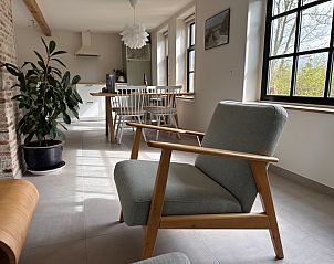 Essecke und Kche in 't Seumerhuussie, Ferienhaus De Dennen Texel, mit Holzmbeln und viel Licht.