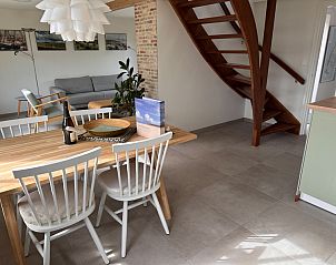 Einzigartiges Holzregal und Kunst in 't Seumerhuussie, Ferienhaus De Dennen Texel, mit maritimer Dekoration.