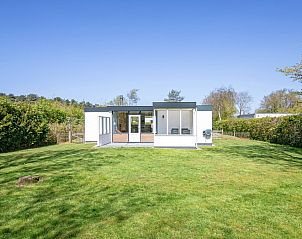 Bungalowpark De Parel - Vakantiehuis de Parel 166, Texel: Ruim grasveld bij het vakantiehuis in De Dennen, ideaal voor ontspanning.