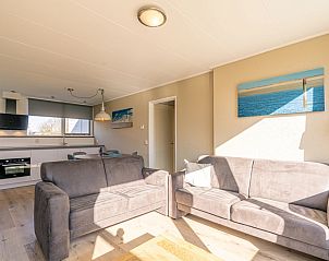 Moderne woonkamer met open keuken in Vakantiehuis de Parel 166, De Dennen, Texel, Bungalowpark De Parel, ideaal voor gezellig samenzijn.