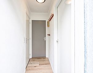 Heldere gang in Vakantiehuis de Parel 166, Texel, Bungalowpark De Parel, met toegang tot slaapkamers en badkamer.