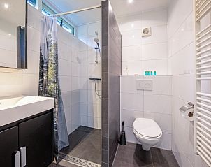 Moderne badkamer met douche in Vakantiehuis de Parel 166, De Dennen, Texel, Bungalowpark De Parel, voor ultiem comfort.