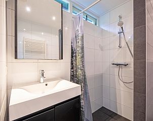 Ruime badkamer met inloopdouche in Vakantiehuis de Parel 166, Texel, Bungalowpark De Parel, perfect voor verfrissende momenten.