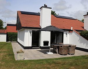 Ferienhaus Gortersmient 302 in De Dennen, Texel mit sonniger Terrasse und moderner Einrichtung.